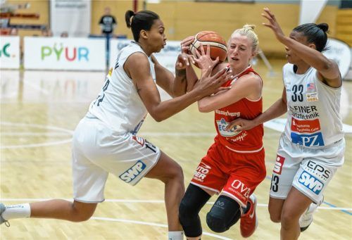 Das wird eine harte Auseinandersetzung zwischen Wasserburg und Keltern im Play-off-Finale um die deutsche Meisterschaft: Alicia DeVaughn (links) und Keltern Topscorerin Amber Orrange versuchten im Pokalfinale Wasserburgs Petra Zaplatova zu stoppen. Foto  Prößdorf