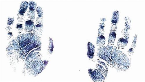 Davids Schicksal hinterlässt Spuren. Seine kleinen Handabdrücke erinnern auf der Rückseite seines Sterbebildes an den Vierjährigen. Foto Hartl Prien