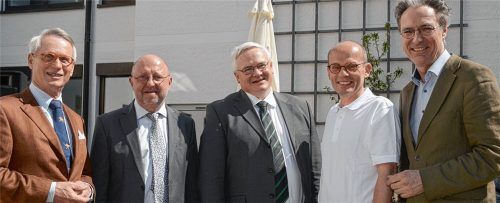 Den neuen Chefarzt und Ärztlichen Direktor der Kinderklinik Aschau, Prof. Dr. Walter Michael Strobl (Zweiter von rechts), hießen neben zahlreichen weiteren Gästen willkommen: der ehemalige Chefarzt Dr. Johannes Correll, Geschäftsführer Elmar Kuhn, der Vorstandsvorsitzende der Katholischen Jugendfürsorge (Träger) Bartholomäus Brieller und Aschaus Bürgermeister Peter Solnar (im Bild von links).Fotos  ammelburger