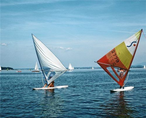 Den Sommer auf dem Wasser genießen – Surfer auf dem Chiemsee. Foto schlecker