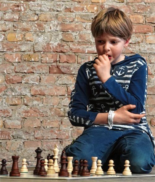 Der achtjährige Jarne vom Schachverein SV Rüdersdorf ist einer der Besucher des „FIDEWorld Chess Candidates Tournament“ in Berlin. Spieltag ist jeden Freitag ab 19Uhr.Foto dpa
