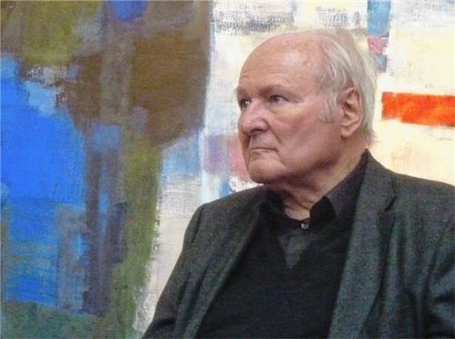 Der bald 80-jährige Nikolaus Hipp vor einem seiner jüngsten titellosen Gemälde.Foto gär