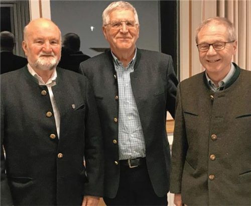 Der bisherige Museumsleiter Johannes Brucker (links) und sein Nachfolger Günther Westenhuber (rechts) nehmen den Vorsitzenden des Freundeskreises Pfarrmuseum Flintsbach, Manfred Benkel, in ihre Mitte.Foto G. Arendt