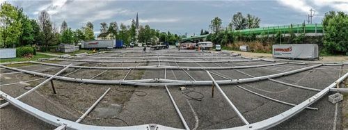 Der Festplatz in Großkarolinenfeld wird gerade vorbereitet.
