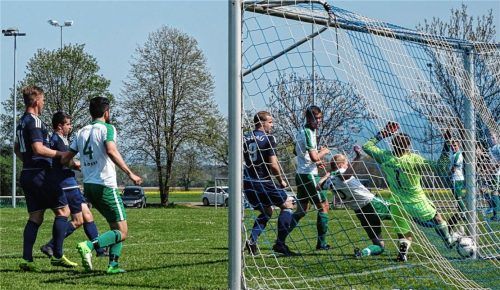Der Führungstreffer für den ASV Au: Franz-Xaver Pelz (verdeckt) setzt einen Freistoß flach ins kurze Eck.Foto Semerad