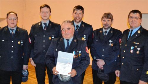 Der Geehrte im Kreis seiner Feuerwehr-Kameraden: Zweiter Vorstand Michael Kirschner, Vize-Kommandant Florian Maier, Franz Xaver Maier, Kommandant Georg Michlbauer, Vorstand Christian Obinger und Kreisbrandinspektor Franz Hochhäuser (von links).Foto niessen