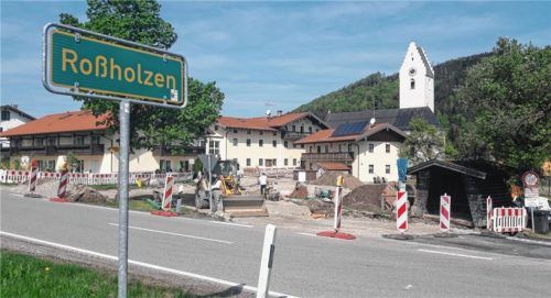 Der Gemeinderat Samerberg korrigierte die Planung für den Pflasterbereich im Dorfmittelpunkt in Roßholzen noch einmal. Unsere Aufnahme zeigt den betroffenen Baustellenbereich. Foto re