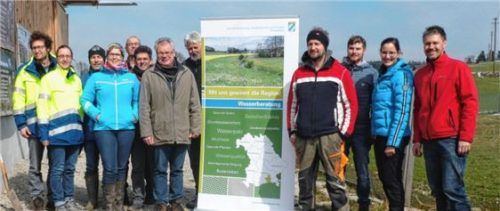 Der Gewässerschutz stand beim Aktionstag des Landwirtschaftsamtes auf dem Hof von Florian Reiter (Vierter von rechts) im Mittelpunkt. Foto Landwirtschaftsamt