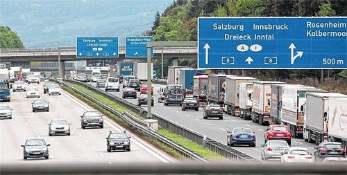 Der Gütertransport auf den Autobahnen belastet die Region immens. Unser Bild entstand am vergangenen Donnerstag, als die Blockabfertigung an der Tiroler Grenze für lange Staus sorgte. Aber bringt der Brennerbasistunnel tatsächlich die erhoffte Entlastung für den Straßenverkehr? Foto Reisner