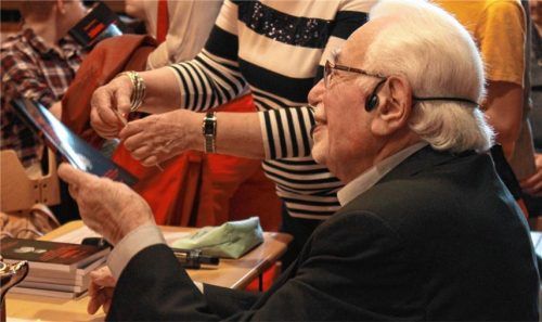Der Holocaust-Überlebende Shlomo Graber beim Signieren seiner Autobiografie „Schlajme“ im Ignaz-Günther-Gymnasium. Fotos Rossteuscher