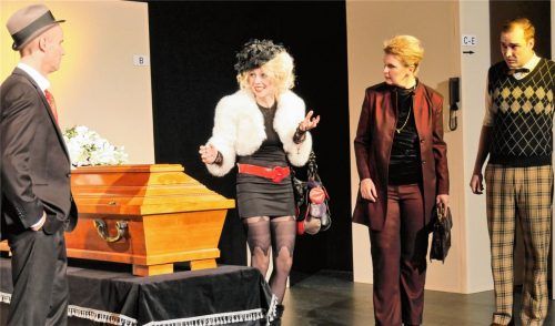 Der Kandidat ist tot, es lebe die Nachfolgediskussion: Herb (Günter Polacek), Buttons (Andrea Schaumeier), Edna (Bianca Schamper) und Wally (Benedict Korbacher).