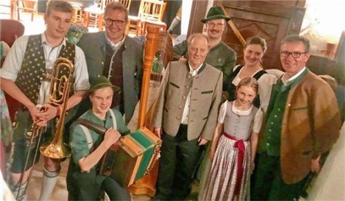 Der Landtagsabgeordnete Klaus Stöttner (Zweiter von links) und Bürgermeister Georg Huber (rechts) dankten Josef Hieber (Mitte) sowie den Organisatoren Markus Schmid und Eva-Maria Kotte gemeinsam mit jungen Teilnehmern.Foto  Hö