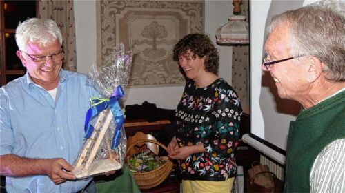 Der langjährige Vereinsvorsitzende Stephan Helmstreit (links) hält sein Abschiedsgeschenk in den Händen. Mit ihm freuen sich Marion Eisenschmid und Vorsitzender Hubert Kurz. Fotos Hoffmann