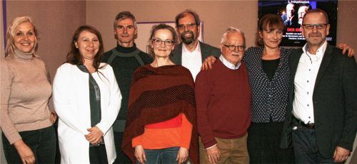 Der neue Vorstand: Susanne Braune, Henriette Matovina, Andreas Schantz, Dr. Gabi Sabo, Wolfgang Kopf, Horst Halser, Andrea Hailer und Reinhart Knirsch. Foto re