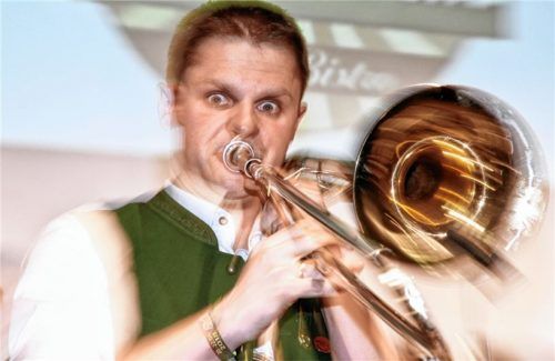 Der Stadl-Brass macht dem Stadler Spaß: Elf Gruppen traten in Aschau auf, Martin Stadler stand mit seinem unverwüstlichen Einsatz bei sieben mit auf der Bühne.