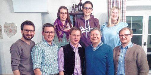Der Vorstand (hintere Reihe von links): Veronika Artmann (Zweite Jugendleiterin), Felix Paul (Notenwart), Barbara Brunner (Erste Jugendleiterin sowie (vorne von links): Franz Leidl (Kassier), Hans Astner (Zweiter Vorstand), Georg Spatzier (Vorsitzender), Bernd Eutermooser (Erster Dirigent) und Florian Paul (Zweiter Dirigent). Foto re