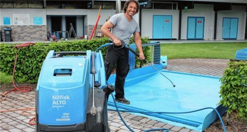 Der Winterschmutz muss weg! Charly Meier reinigt auch die Durchschreitebecken penibel.
