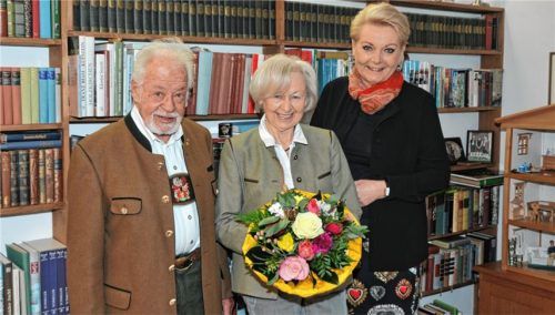 Diamantene Hochzeit: Oberbürgermeisterin Gabriele Bauer überreichte die Glückwünsche der Stadt an Ingrid und Werner Krämer. Foto Schlecker
