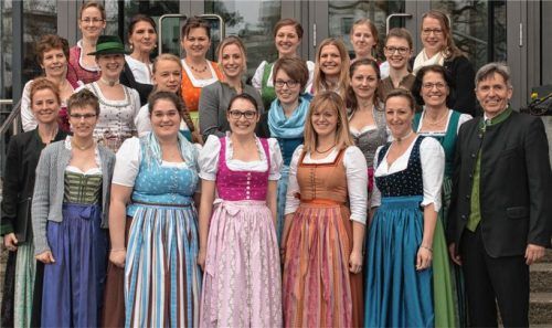 Die Absolventen der Meisterschule Hauswirtschaft freuen sich über ihren erfolgreichen Abschluss. Mit Wolfgang Hampel, Chef des Landwirtschaftsamtes (vorne rechts), gratulierten ihnen Schulleiterin Anna Bruckmeier (links neben Hampel) sowie Semesterleiterin Marlies Schwaller (ganz links, Zweite von unten).