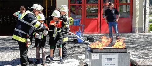 Die Aisinger Löschdrachen erstickten das lodernde Feuer mit speziellem Schaum. Foto re