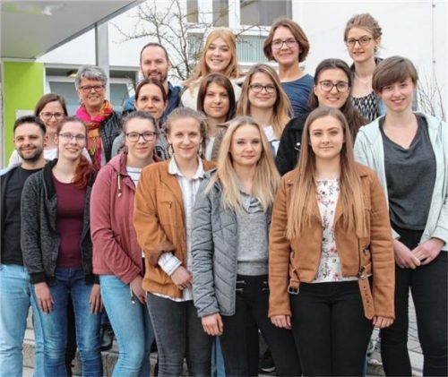 Die Azubis mit der Schulleiterin der Berufsfachschule für Krankenpflege, Brigitte Kanamüller-Eibl (Vierte von links), und Klassenleiterin Franziska Manhart (Zweite von links).