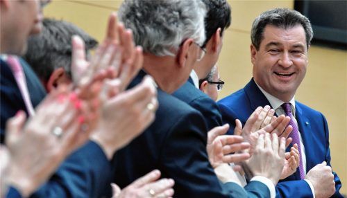 Die CSU spendet sich Beifall: Ministerpräsident Markus Söder bekommt nach seiner Regierungserklärung Applaus von der Regierungsbank. Foto dpa