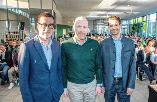 Die drei Redner des Abends: Willi Bonke, Geschäftsführer von Premium Cars Rosenheim, Matthias Sammer, aktuell Berater bei Borussia Dortmund, und Andreas März, Vorsitzender des Bezirks Rosenheim im Wirtschaftsbeirat Bayern. Foto Premium Cars Rosenheim