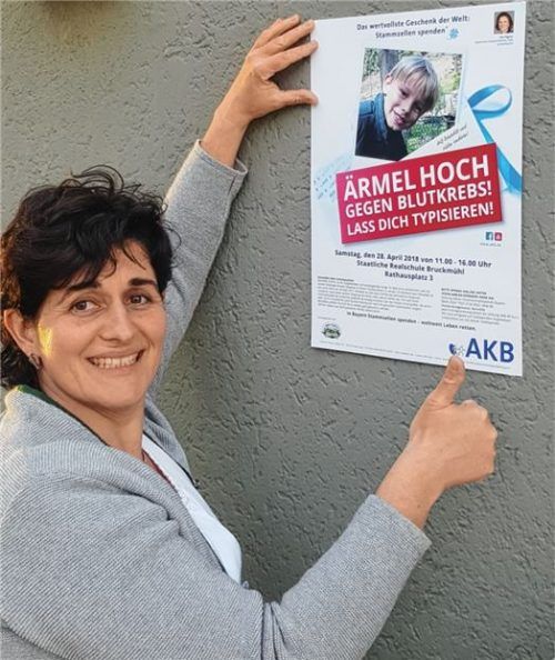 Die ersten Plakate für die Typisierungsaktion hat die Leiterin der Jugendgruppe des Trachtenvereins, Agnes Müller, bereits aufgehängt.Foto re