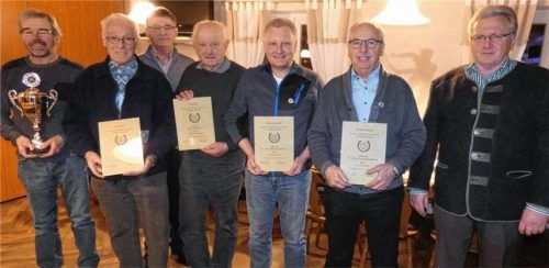Die geehrten Mitglieder: Josef Wieland, Emil Peters, Zweiter Vorsitzender Georg Obinger, Werner Brandmeier, Lorenz Baumann und Hans Schwerdtel mit Kreisobmann Pius Graf (von links). Foto greiner
