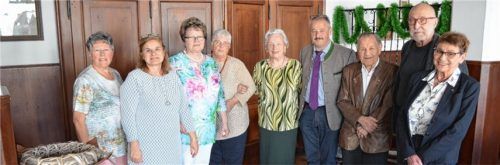 Die geehrten Vereinsmitglieder mit der Ersten Vorsitzenden Marlene Heinrich (ganz rechts), ihrer Stellvertreterin Katharina Nebauer (ganz links) und Bürgermeister und AWO-Kreisvorsitzenden Peter Kloo (Vierter von rechts)Foto sedlbauer