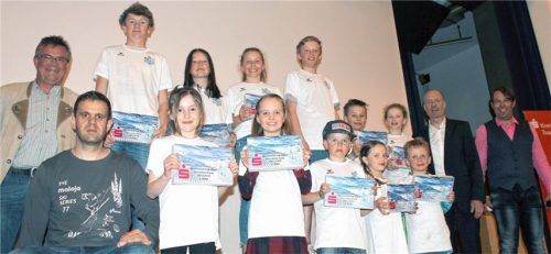 Die Gewinner des Chiemgau Sparkassencups: Markus Kretz (Sportwart alpin), Johanna Hinterstoißer (U9), Eva-Maria Walch (U8), Christoph Janzen (U8), Amelie Hummer (U7), Benedikt Punz (U7, vorne von links), Bernhard Kübler (Vorstand SV Chiemgau), Jakob Schmidt (U14), Lilli Schrittenlocher (U14), Mona Aumann (U12), Christoph Fegg (U12), Dominic Rasp (U10), Mia Ritsch (U10), Peter Fassbender (Kreissparkasse), Werner Bartholomeus (Sportwart Ski alpin, hinten von links).Foto SHu