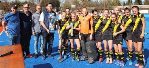 Die glücklichen Siegerinnen des Berliner SC mit Frank Holthoff (1. Vorstand ProHockey), Bernd Meinlschmidt (2. Vorstand ProHockey), Karl Göpfert (Abteilungsleitung Hockey) und Michael Heindl (Geschäftsführer Hoegner, von links).