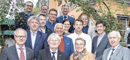 Die Handwerkskammer lud Vertreter der Kreishandwerkerschaften Rosenheim und Ebersberg und ihre Innungen zum Dialog nach Attel. Rechts: HWK-Präsident Franz-Xaver Peterandel. Foto re