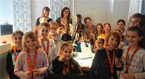 Die Klasse 3a bei Radio Regenbogen.Fotos re