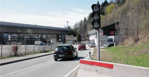 Die kleine Lösung: Die Dosierampel am Ortseingang Kufstein sorgt bei Bedarf für eine geringfügige Entlastung der Stadt. Nun steht die Installation einer weiteren in der Gegenrichtung im Raum. Foto Reisner