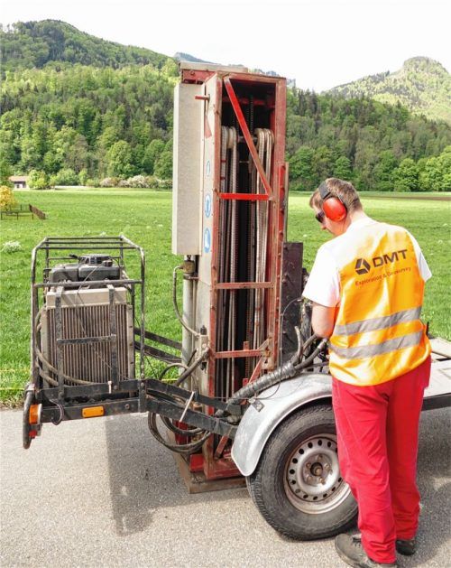Die Messstelle für den Hammer wird genau justiert.Foto hoffmann