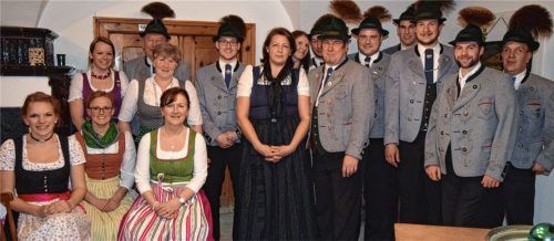 Die neue Vorstandschaft GTEV D’Brünnstoana Niederaudorf (vordere Reihe): Kathi Pichler, Lisi Kern, Lisa Bichler, Traudi Seebacher, Peter Seebacher, Markus Ziegaus, Anton Zaglacher, Rudi Ziegaus junior sowie (hintere Reihe): Barbara Angerer, Horst Kirner, Barbara Buchauer, Sebastian Buchauer junior, Katharina Retzer, Konrad Ziegaus, Andreas Buchauer und Martin Pichler.Foto .re