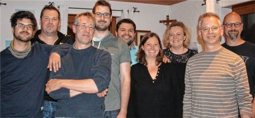 Die neue Vorstandschaft (von links): Thomas Reiter (Materialwart), Emmeran Adlmaier (Kassier), Peter Kunze (Beisitzer), Dieter Kindermann (Schriftführer), Bernhard Hundhammer (Erster Abteilungsleiter), Veronika Dawid (Zweite Abteilungsleiterin), Anita Kronast (Erste Jugendleiterin), Günther Manz (Beisitzer), Mille Strohal (Zweiter Jugendleiter).Foto  re