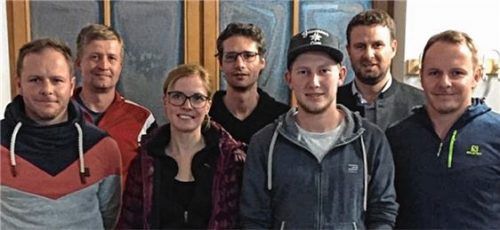 Die neue Vorstandsmannschaft der Fußballabteilung des SV Söllhuben (von links): Karl Haas, Andreas Hilger, Elisabeth Bauer, Stephan Bauer, Thomas Prey, Marco Steinacher und Balthasar Haas.Foto re
