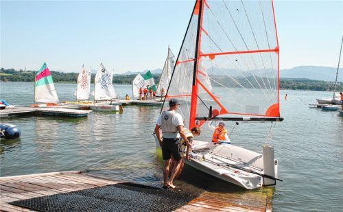 Die Region bietet die besten Voraussetzungen für die unterschiedlichsten Wassersportarten. Simssee und Chiemsee sind natürlich beliebte Reviere für Segler. Der Kalender für Regatten ist prall gefüllt. Foto ni