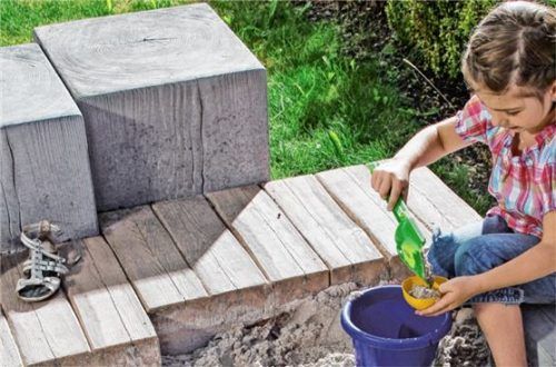 Die robusten Steinelemente lassen sich auf verschiedenste Weise einsetzen, zum Beispiel als Sandkasteneinfassung. Foto epr/braun-steine