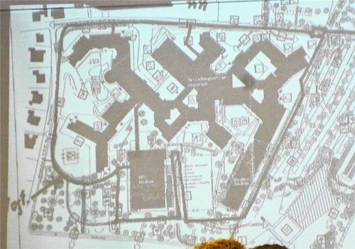 Die schwarzen Striche sind die Wasserleitungen auf dem Gelände der Schön Klinik. Der springende Punkt dabei: Es herrscht Rechtsunsicherheit. Das will Bürgermeister Rudolf Leitmannstetter nun ändern.Foto knothe