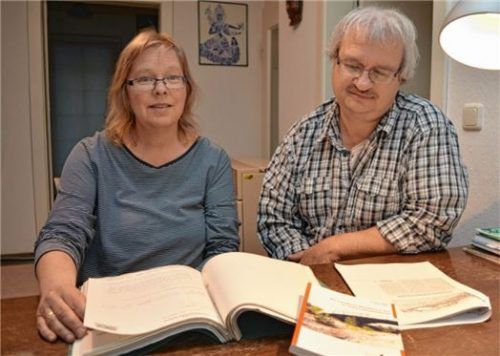 Die Unterlagen sind fein sortiert: Besonders zum Thema Giftgas am Bunkergelände haben Elke und Günther Egger in den 1980er–Jahren zahlreiche Anfragen an Ministerien und Behörden verschickt. Foto ha