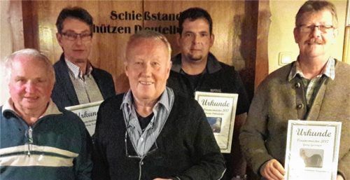 Die Vereinsmeister des Rassegeflügelzuchtvereins Rosenheim (von links): Alfred Forster,

Ludwig Voringer, Manfred Fridgen, Martin Dettendorfer und Georg Gasteiger.
