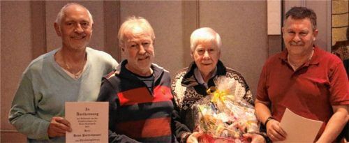 Die vier neuen Ehrenmitglieder: Hans Partenhauser, Helmut Reger, Hans Löw und Gerhard Erlich (von links). Foto Erlich