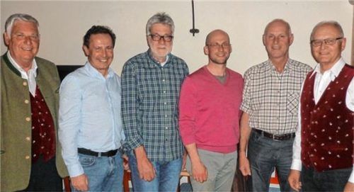 Die vier Tenöre: Vorsitzender Werner Weyerer (links) und Chorleiter Hans Weber (rechts) begrüßen die neuen Sänger (von links) Franz Scheck, Peter Hofmeister, Martin Schwingenheuer und Anton Anner im Verein.Foto re