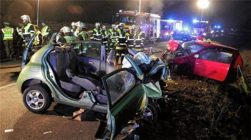 Die Wracks der beiden Unfallfahrzeuge am Unfallort zeigen, welche Wucht der Frontalzusammenstoß gehabt haben muss. Foto Reisner