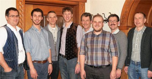 Die zum Teil neugewählte Vorstandschaft freut sich auf den Theatersommer 2018. Neu ist Martin Obermair (Dritter von rechts), der Spielleiter Peter Astner in seiner Arbeit unterstützen wird. Foto  Reitzig