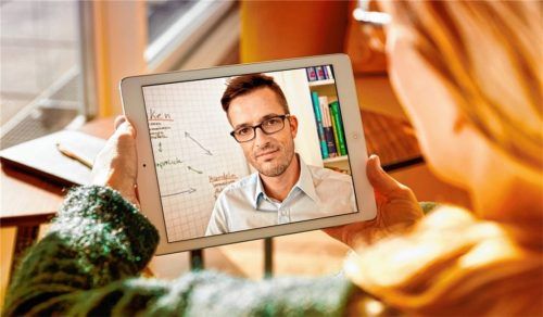 Diplom-Psychologe Bernhard Backes (Bild), der Leiter von „MindDoc“ bei den Schön-Kliniken, in einer Online-Sprechstunde mit einer Patientin. Die Frau sitzt zu Hause im Wohnzimmer, der Arzt weit weg in einer anderen Stadt.Foto re