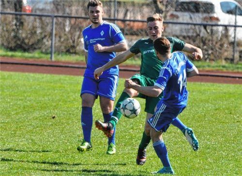 Dominik Brich muss es hier gleich mit zwei Deisenhofenern aufnehmen.Foto Neumeier